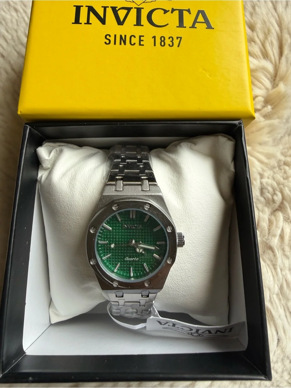 Invicta men wristwatch